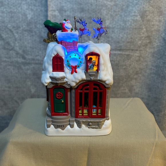 2015 Up on the Housetop Hallmark Keepsake Ornament - Picture 6 of 16